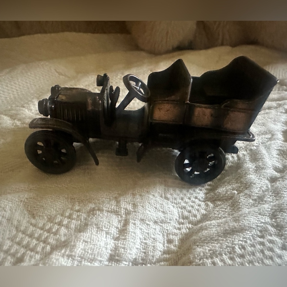 Vintage Die-Cast Metal Collectible Pencil Sharpener 1917 Ford Touring Car